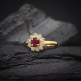 Anillo de compromiso con rubí natural y 10 diamantes naturales elaborado en oro amarillo de 14 kilates