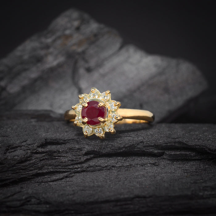 Anillo de compromiso con rubí natural y 10 diamantes naturales elaborado en oro amarillo de 14 kilates