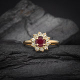 Anillo de compromiso con rubí natural y 10 diamantes naturales elaborado en oro amarillo de 14 kilates