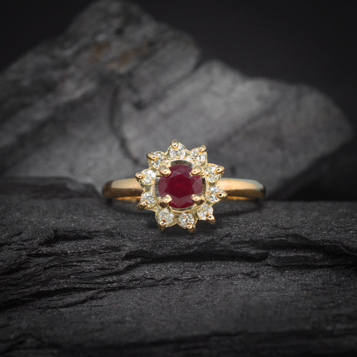 Anillo de compromiso con rubí natural y 10 diamantes naturales elaborado en oro amarillo de 14 kilates