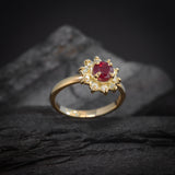 Anillo de compromiso con rubí natural y 10 diamantes naturales elaborado en oro amarillo de 14 kilates