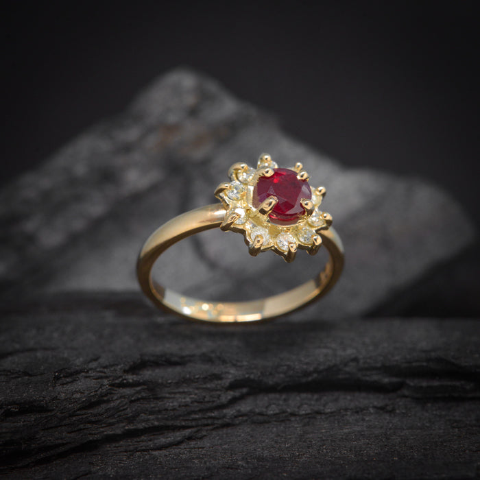 Anillo de compromiso con rubí natural y 10 diamantes naturales elaborado en oro amarillo de 14 kilates