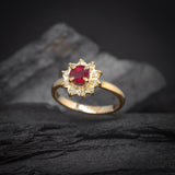 Anillo de compromiso con rubí natural y 10 diamantes naturales elaborado en oro amarillo de 14 kilates