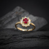 Anillo de compromiso con rubí natural y 10 diamantes naturales elaborado en oro amarillo de 14 kilates