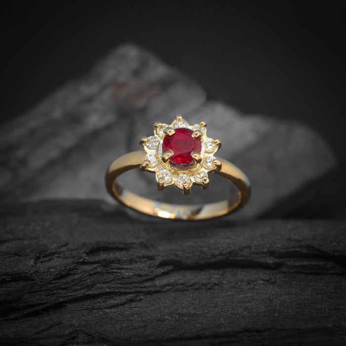 Anillo de compromiso con rubí natural y 10 diamantes naturales elaborado en oro amarillo de 14 kilates