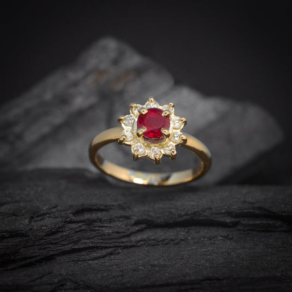 Anillo de compromiso con rubí natural y 10 diamantes naturales elaborado en oro amarillo de 18 kilates