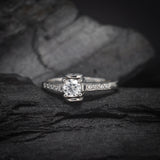 Anillo de compromiso con moissanita de .30ct y 8 moissanitas laterales elaborado en oro blanco de 14 kilates