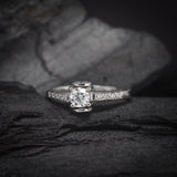 Anillo de compromiso con diamante natural de .30ct con certificación GIA y 8 diamantes laterales elaborado en oro blanco de 14 kilates
