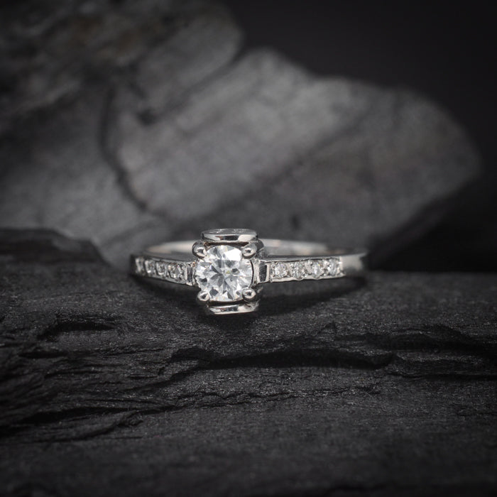 Anillo de compromiso con moissanita de .30ct y 8 moissanitas laterales elaborado en oro blanco de 14 kilates