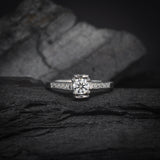 Anillo de compromiso con moissanita de .30ct y 8 moissanitas laterales elaborado en oro blanco de 14 kilates