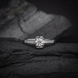 Anillo de compromiso con diamante natural de .30ct con certificación GIA y 8 diamantes laterales elaborado en oro blanco de 14 kilates