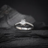 Anillo de compromiso con moissanita de .30ct y 8 moissanitas laterales elaborado en oro blanco de 14 kilates