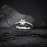 Anillo de compromiso con diamante natural de .30ct con certificación GIA y 8 diamantes laterales elaborado en oro blanco de 14 kilates