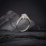 Anillo de compromiso con moissanita de .30ct y 8 moissanitas laterales elaborado en oro blanco de 14 kilates
