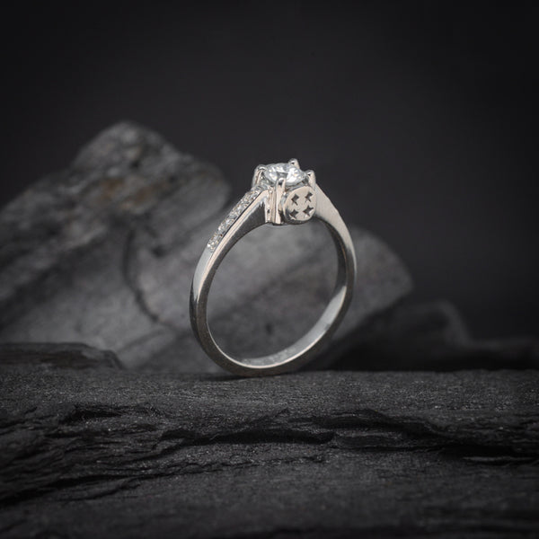 Anillo de compromiso con moissanita de .30ct y 8 moissanitas laterales elaborado en oro blanco de 14 kilates