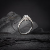 Anillo de compromiso con diamante natural de .30ct con certificación GIA y 8 diamantes laterales elaborado en oro blanco de 14 kilates