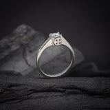 Anillo de compromiso con diamante natural de .30ct con certificación GIA y 8 diamantes laterales elaborado en oro blanco de 14 kilates