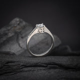 Anillo de compromiso con moissanita de .30ct y 8 moissanitas laterales elaborado en oro blanco de 14 kilates