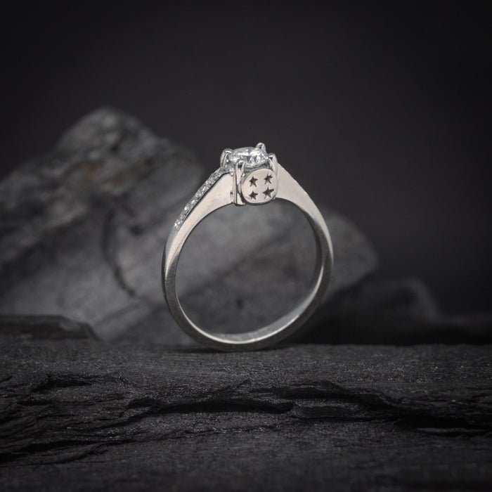 Anillo de compromiso con moissanita de .30ct y 8 moissanitas laterales elaborado en oro blanco de 14 kilates