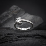 Anillo de compromiso con moissanita de .30ct y 8 moissanitas laterales elaborado en oro blanco de 14 kilates