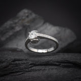 Anillo de compromiso con diamante natural de .30ct con certificación GIA y 8 diamantes laterales elaborado en oro blanco de 14 kilates