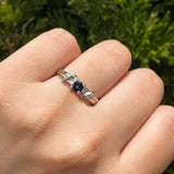 Anillo de compromiso con zafiro natural realizado en oro blanco de 14 kilates