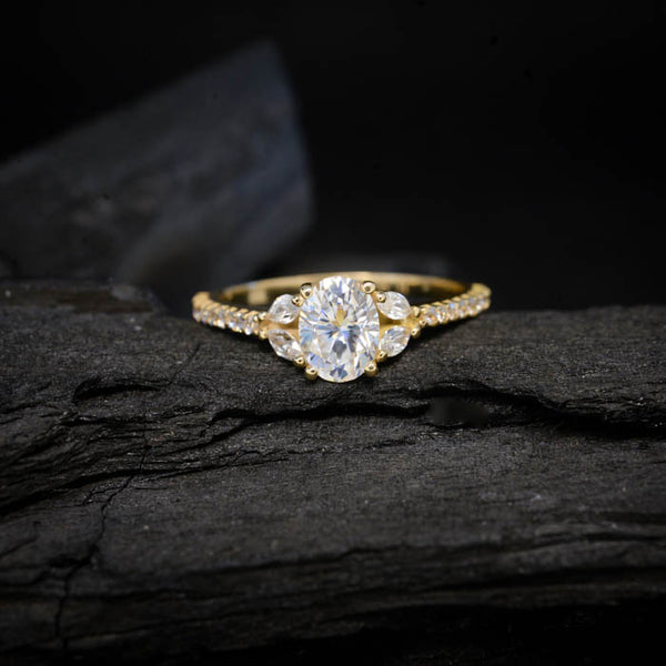 Anillo de compromiso con diamante de laboratorio de 1.0ct con certificado IGI y cristales laterales elaborado en oro amarillo de 14 kilates