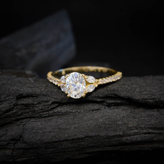 Anillo de compromiso con diamante de laboratorio de 1.0ct con certificado IGI y cristales laterales elaborado en oro amarillo de 14 kilates