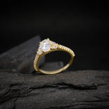 Anillo de compromiso con diamante de laboratorio de 1.0ct con certificado IGI y cristales laterales elaborado en oro amarillo de 14 kilates