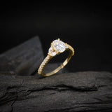 Anillo de compromiso con diamante de laboratorio de 1.0ct con certificado IGI y cristales laterales elaborado en oro amarillo de 14 kilates