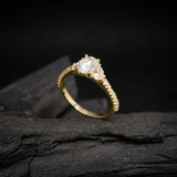 Anillo de compromiso con diamante de laboratorio de 1.0ct con certificado IGI y cristales laterales elaborado en oro amarillo de 14 kilates