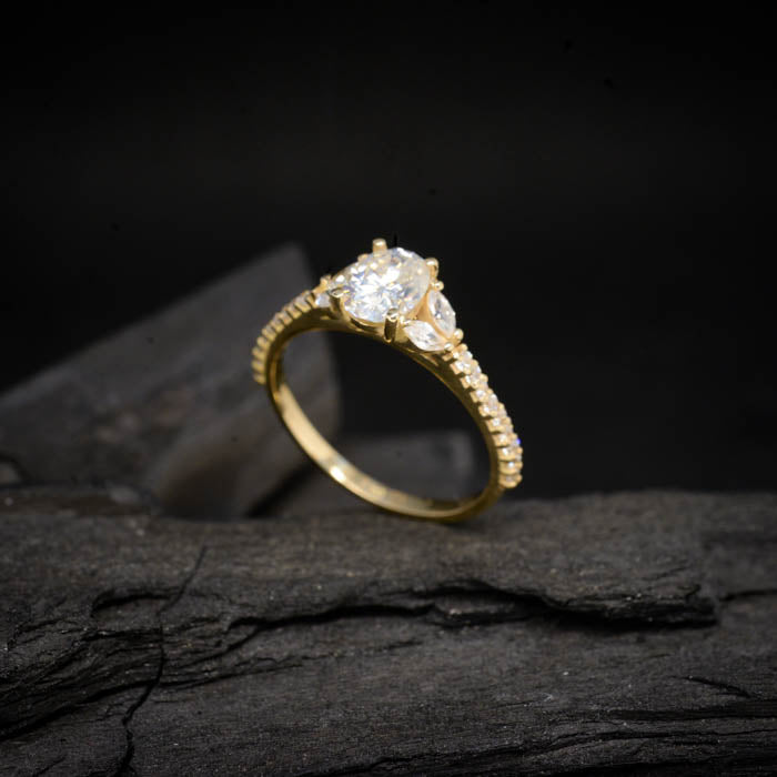 Anillo de compromiso con diamante de laboratorio de 1.0ct con certificado IGI y cristales laterales elaborado en oro amarillo de 14 kilates