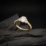 Anillo de compromiso con diamante de laboratorio de 1.0ct con certificado IGI y cristales laterales elaborado en oro amarillo de 14 kilates