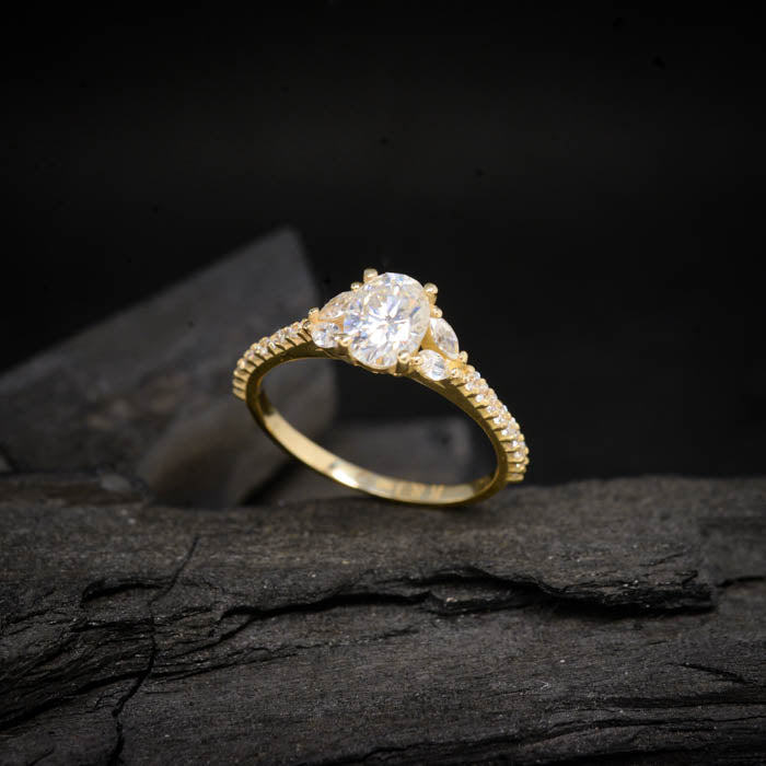 Anillo de compromiso con diamante de laboratorio de 1.0ct con certificado IGI y cristales laterales elaborado en oro amarillo de 14 kilates