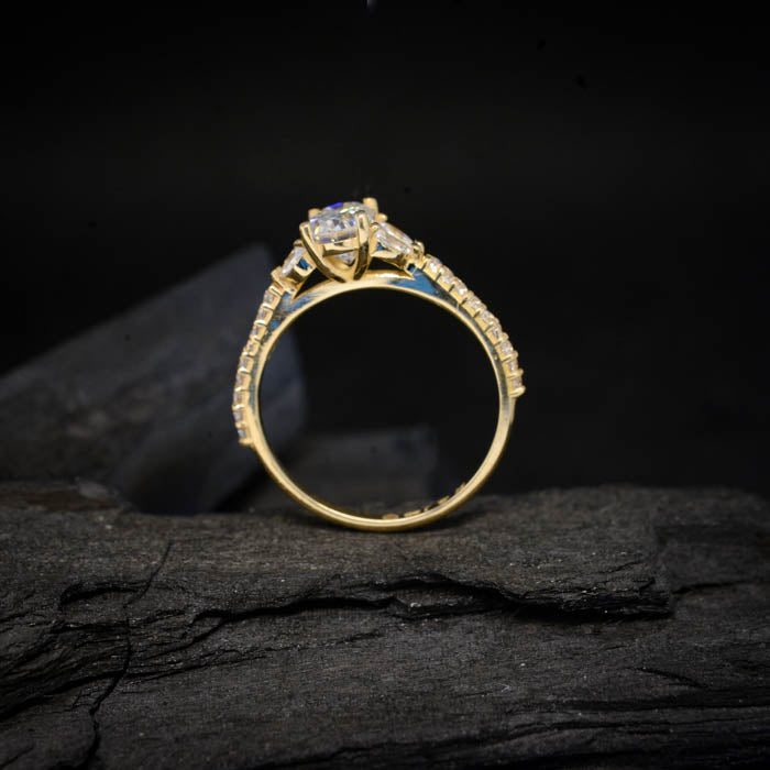 Anillo de compromiso con diamante de laboratorio de 1.0ct con certificado IGI y cristales laterales elaborado en oro amarillo de 14 kilates