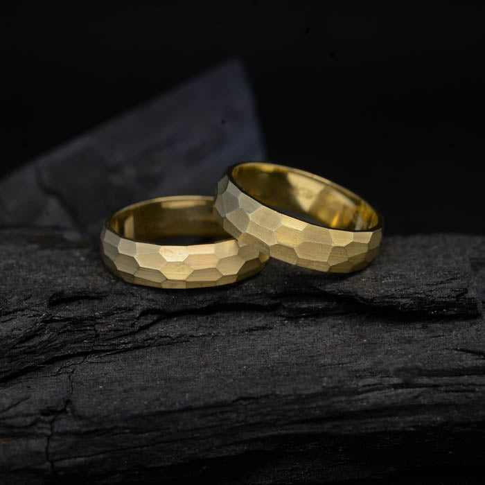 Par de argollas de matrimonio macizas de 5mm elaboradas en oro amarillo de 10 kilates