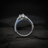 Anillo de compromiso con moissanita de 1.0ct corte oval con certificado GRA y 22 cristales laterales elaborado en oro blanco de 14k