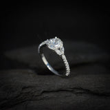 Anillo de compromiso con moissanita de 1.0ct corte oval con certificado GRA y 22 cristales laterales elaborado en oro blanco de 14k