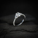 Anillo de compromiso con moissanita de 1.0ct corte oval con certificado GRA y 22 cristales laterales elaborado en oro blanco de 14k