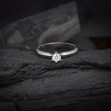 Anillo de compromiso con diamante natural central de .20ct realizado en oro blanco 10k