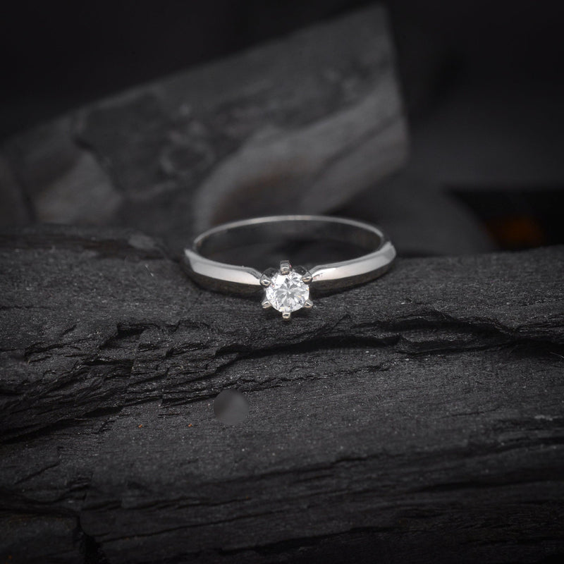 Anillo de compromiso con diamante natural central de .20ct realizado en oro blanco 10k