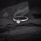 Anillo de compromiso con diamante natural central de .20ct realizado en oro blanco 10k