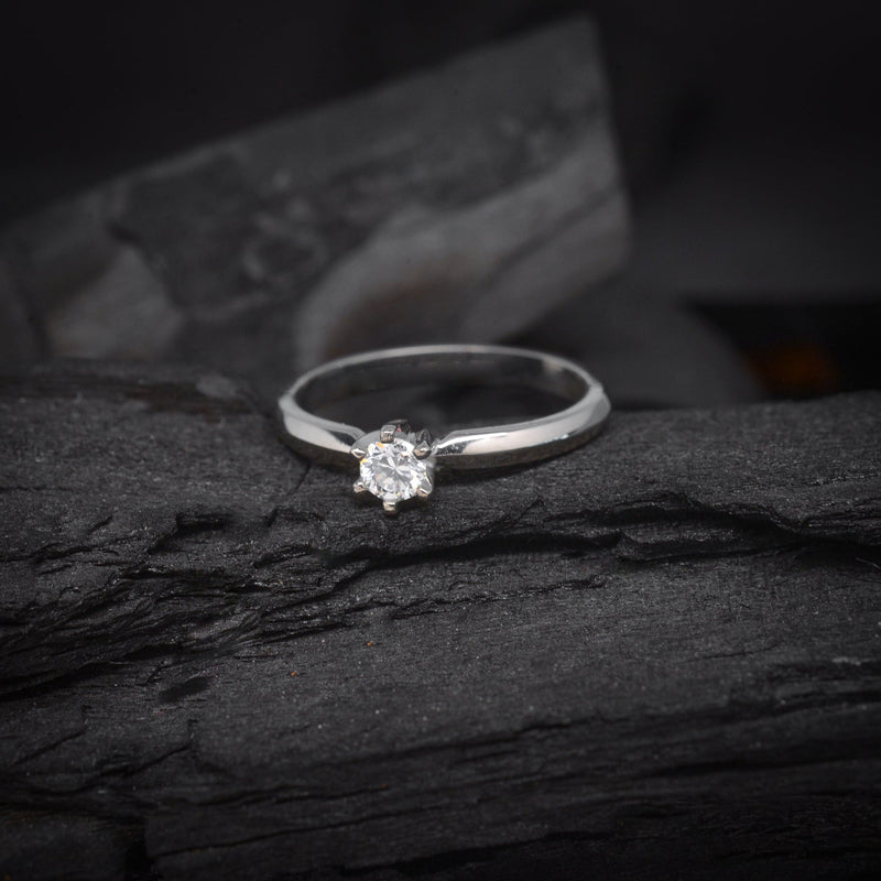 Anillo de compromiso con diamante natural central de .20ct realizado en oro blanco 10k