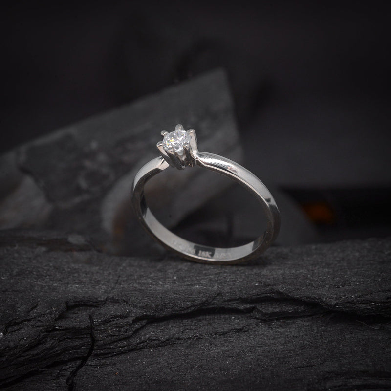 Anillo de compromiso con cristal realizado en oro blanco 10k