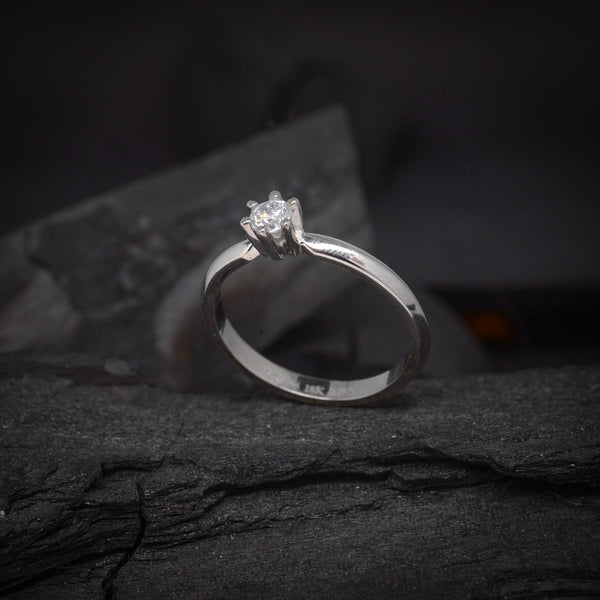 Anillo de compromiso con diamante natural central de .20ct realizado en oro blanco 10k