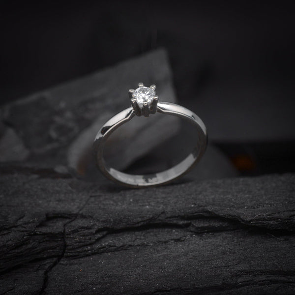 Anillo de compromiso con diamante natural central de .20ct realizado en oro blanco 10k
