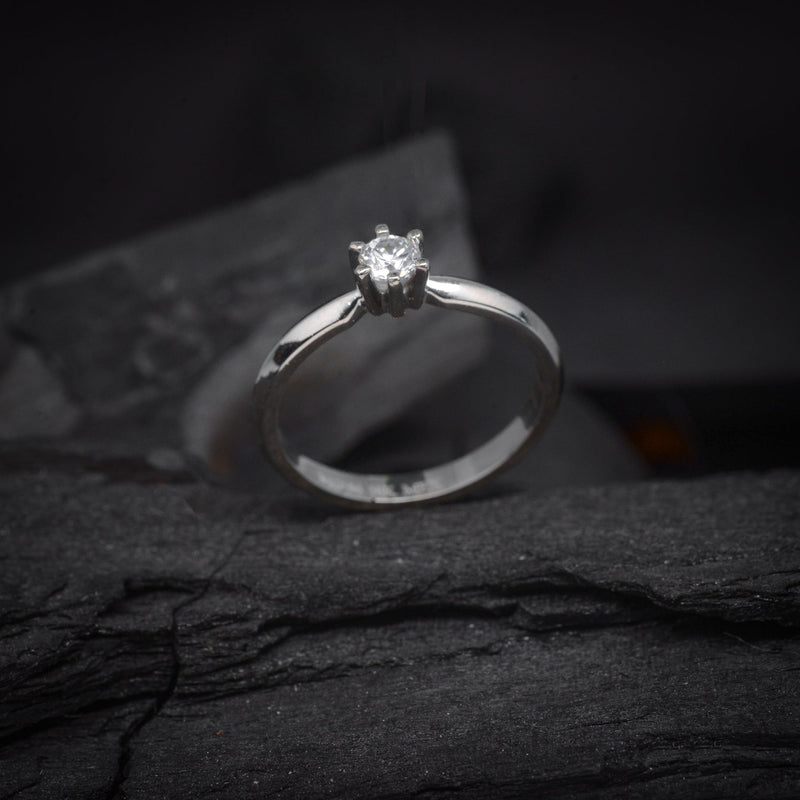 Anillo de compromiso con diamante natural central de .20ct realizado en oro blanco 10k