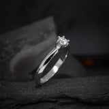 Anillo de compromiso con diamante natural central de .30ct corte brillante con certificado IGI elaborado en oro blanco 14k