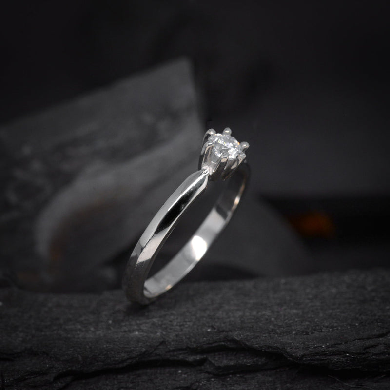 Anillo de compromiso con cristal realizado en oro blanco 10k