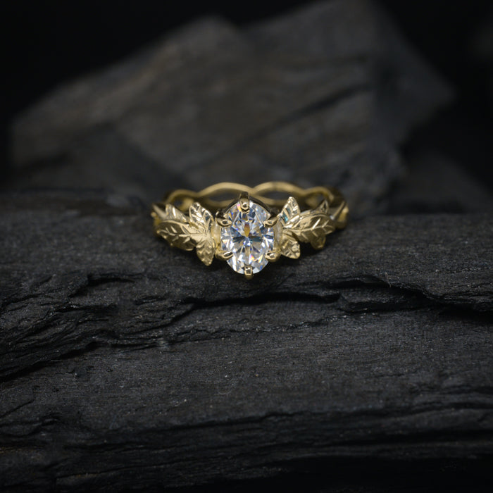 Anillo de compromiso con diamante de laboratorio oval de 1.0ct elaborado en oro amarillo de 14 kilates